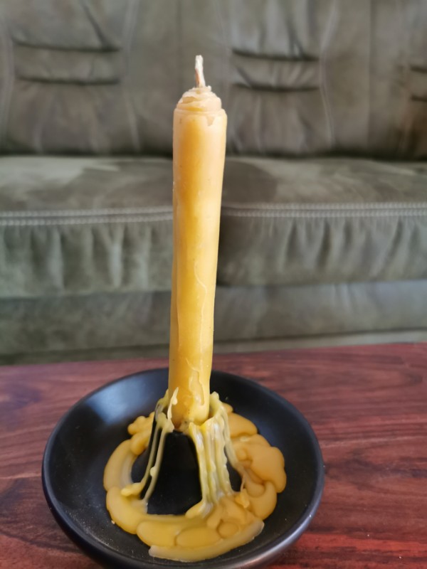 Gerollte Kerze im Halter