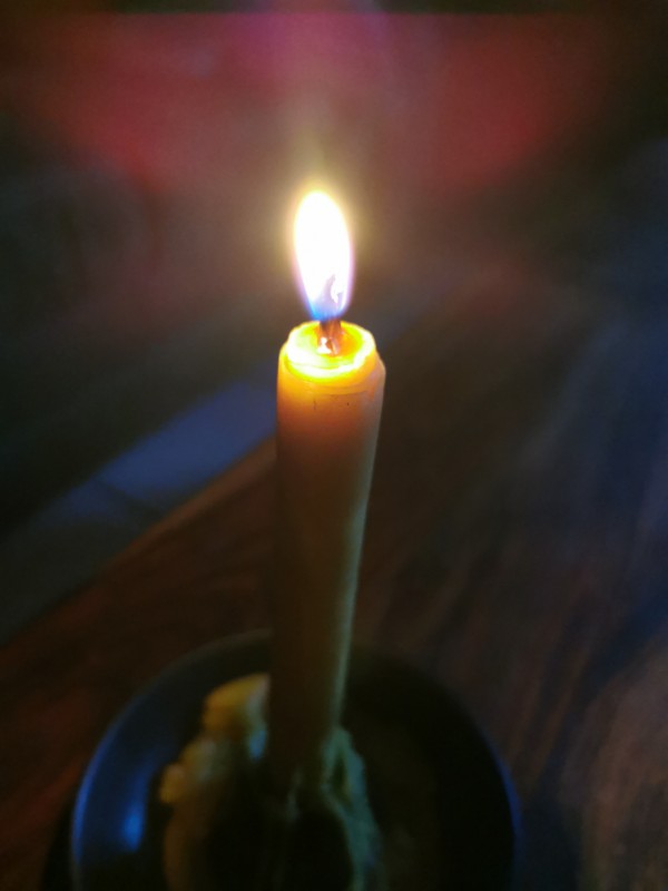 Frisch entzündete Kerze